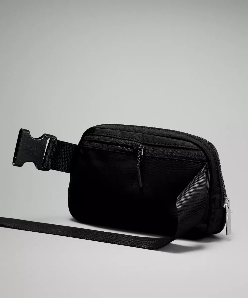 lululemon Everywhere Belt Bag 1L pocket view